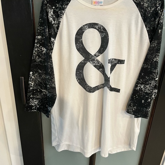 LuLaRoe Black & White Ampersand Raglan Tee - Picture 3 of 3
